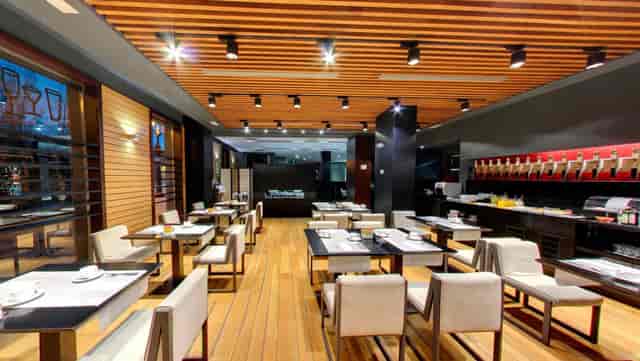 Modern restaurant with wooden accents, ideal for corporate gatherings in Burgos.