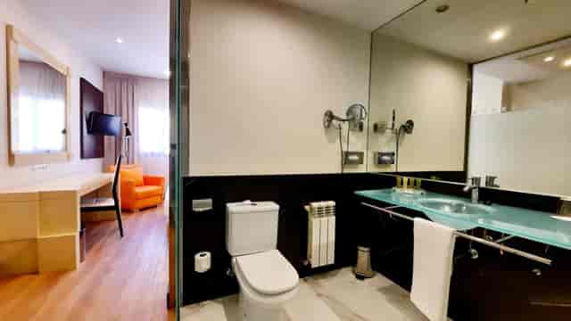 Modern hotel bathroom at Holiday Inn Madrid - Las Tablas for events and meetings.
