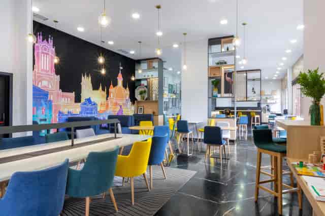 Modern meeting space at Holiday Inn Madrid with vibrant mural, perfect for workshops.