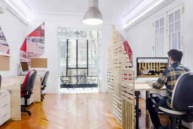Modern open office in Sala Jasper, The Shed Coworking, ideal for hybrid events and workshops.