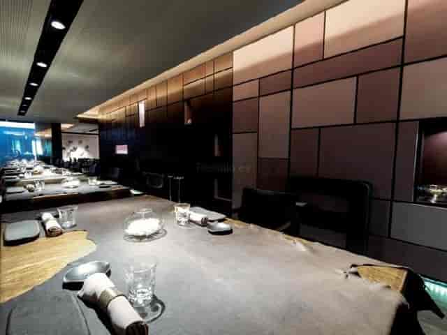 Modern dining area in Sergi Arola Gastro, ideal for networking and gatherings.
