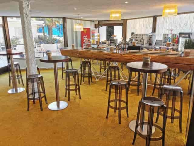 Modern event space at La Posada de El Chaflán with polished bar, perfect for gatherings.
