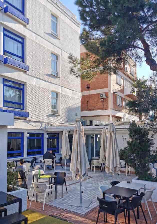 Charming summer terrace at La Posada de El Chaflán, perfect for outdoor events.