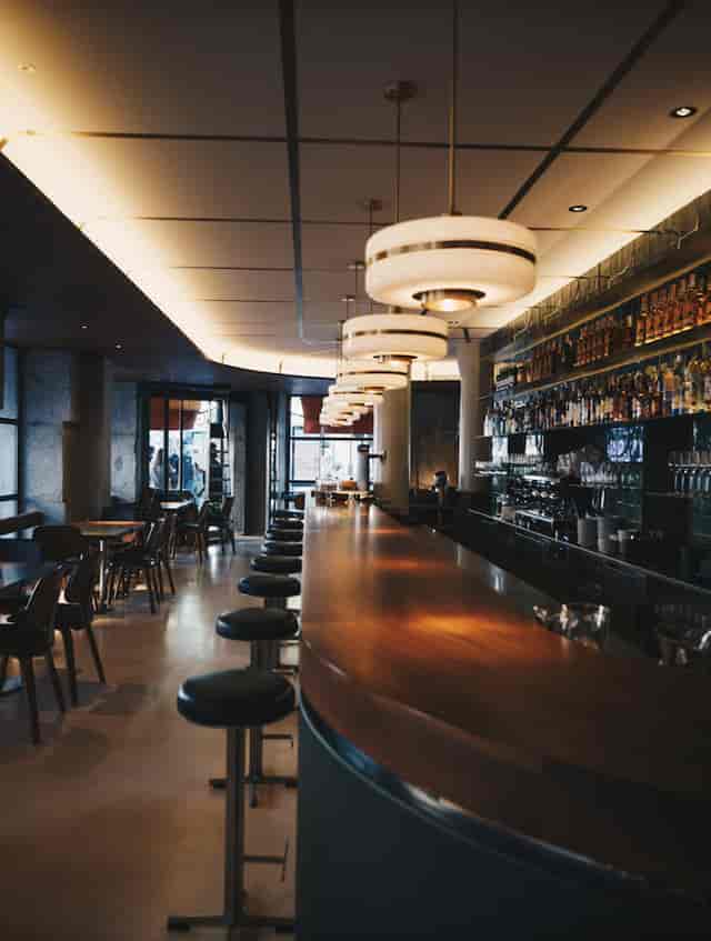 Sleek bar in Gran Café Santander, perfect for networking and intimate gatherings.