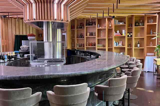 Modern circular marble bar in A'Barra, ideal for cocktail receptions and intimate networking events.