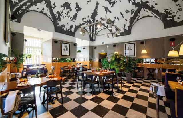 Elegant dining space in Jardín de Arzábal, ideal for events and gatherings.