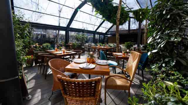 Indoor garden function room at Jardín de Arzábal, perfect for events and meetings.