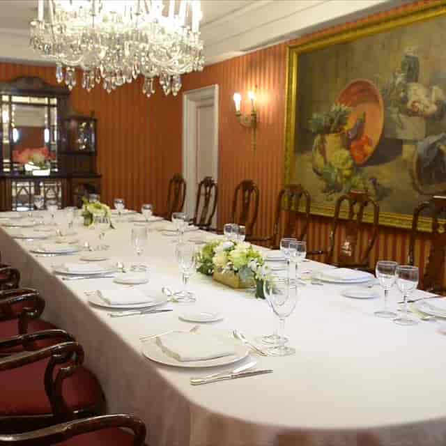 Elegant dining table with fine china in Lounge RENACIMIENTO for upscale corporate events.