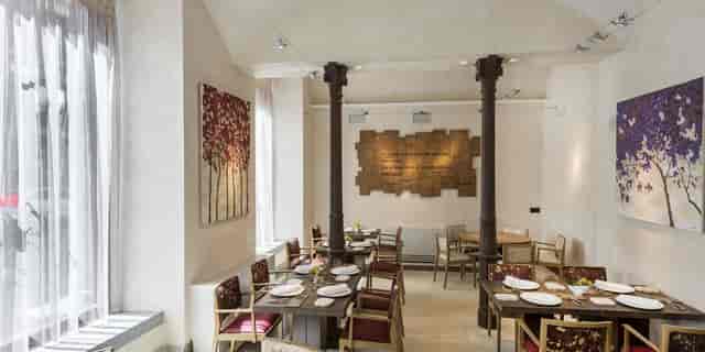 Elegant dining space at NH Collection Madrid Palacio de Tepa for intimate events and meetings.
