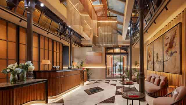 Sophisticated lobby bar in NH Collection Madrid for meetings and events.