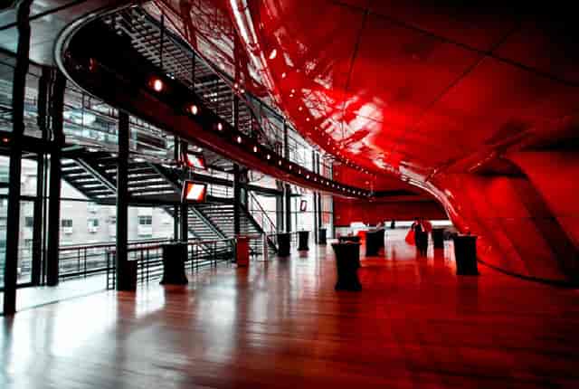 Auditorio Sabatini: modern event space with red lighting, ideal for networking and receptions.