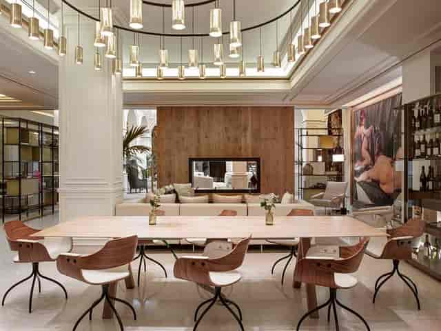 Las Meninas meeting space with elegant decor, perfect for corporate events and networking.