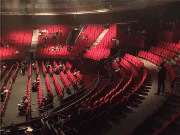 Sala Trapecio auditorium with red seating, ideal for events and presentations.