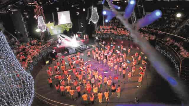 Vibrant event at Teatro Circo Price with colorful crowd and engaging atmosphere.