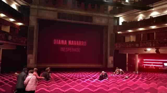 Auditorium at Nuevo Teatro Alcalá with red seating, ideal for events and performances.