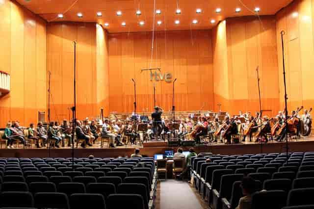 Orchestra rehearsal at Teatro Monumental, highlighting acoustics and performance logistics.
