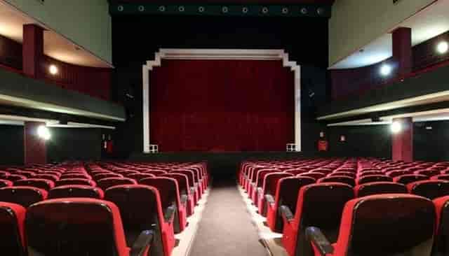 Classic Teatro Amaya theater with red curtains, ideal for events and performances.
