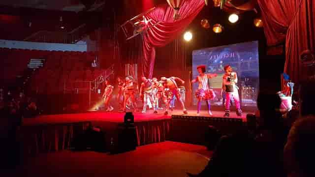 Vibrant performing arts theater stage at Teatro Circo Price for corporate events.