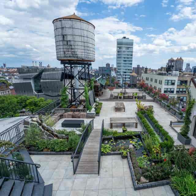 "Oasis Loft rooftop venue in Pergola, ideal for events and meetings with urban greenery."