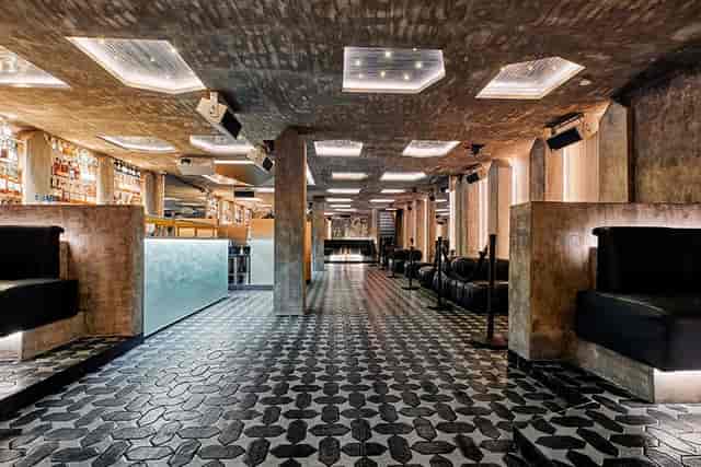 Modern lounge in Heist, ideal for events with stylish seating and ambiance.
