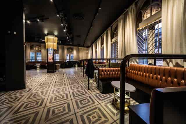 Sleek lounge in Saint Yves, perfect for networking events and social receptions.