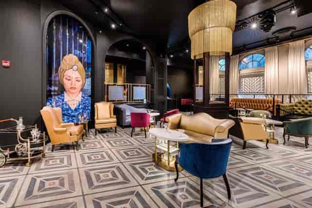 Stylish lounge in Saint Yves with elegant seating, perfect for upscale meetings and events.