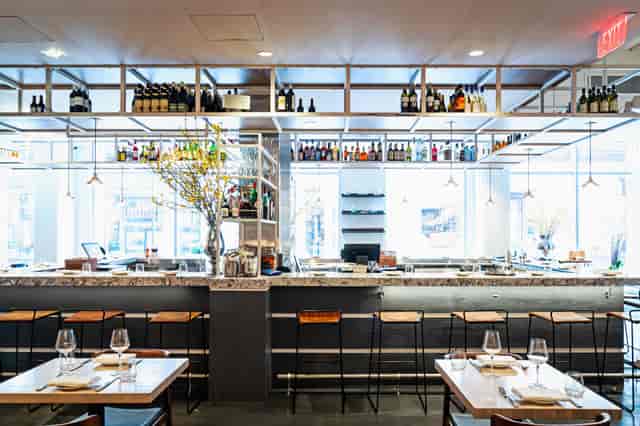 Modern restaurant bar in Centrolina, perfect for networking events and intimate gatherings.