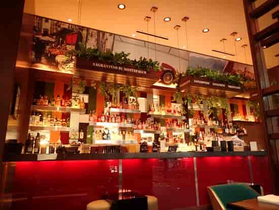 Lounge in Modena bar with vibrant decor, ideal for networking and receptions.