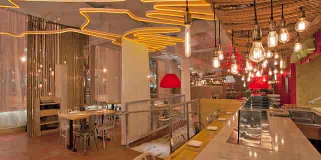 Modern dining room with stylish decor, perfect for corporate events and gatherings.
