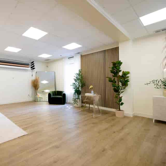 Versatile event space with natural light, ideal for meetings and workshops.