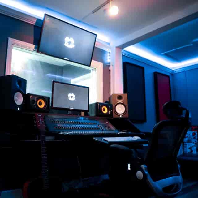 Modern audio editing studio, ideal for music production and sound engineering workshops.