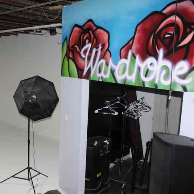 "STUDIO R - RedRoom Lounge with artistic mural, perfect for events and photography."