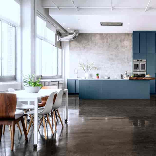 Modern kitchen space for informal gatherings and meetings, bright and inviting atmosphere.