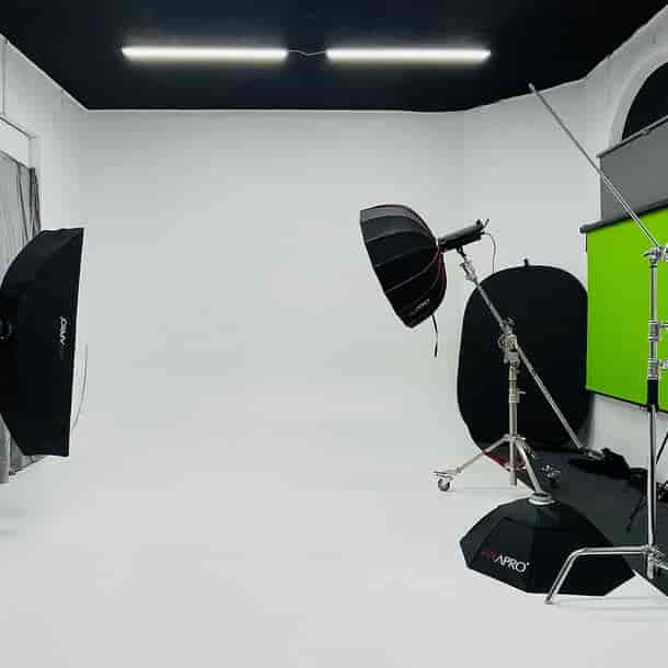 Photo Studio at Pixdora: versatile setup with white backdrop for dynamic content creation.