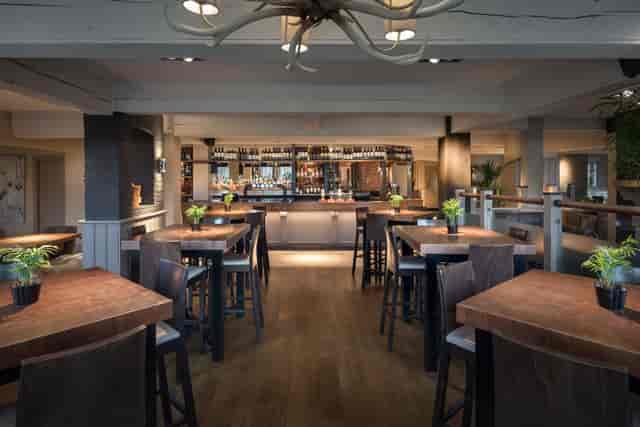 Elegant bar area in The Wayfarer for meetings and networking events.