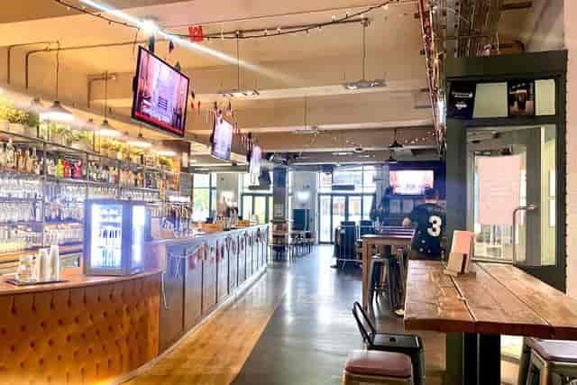 Modern bar setup in spacious 532 Bar + Kitchen, ideal for social receptions or events