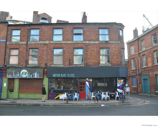 Vibrant brunch restaurant exterior, ideal for informal meetings and creative workshops.