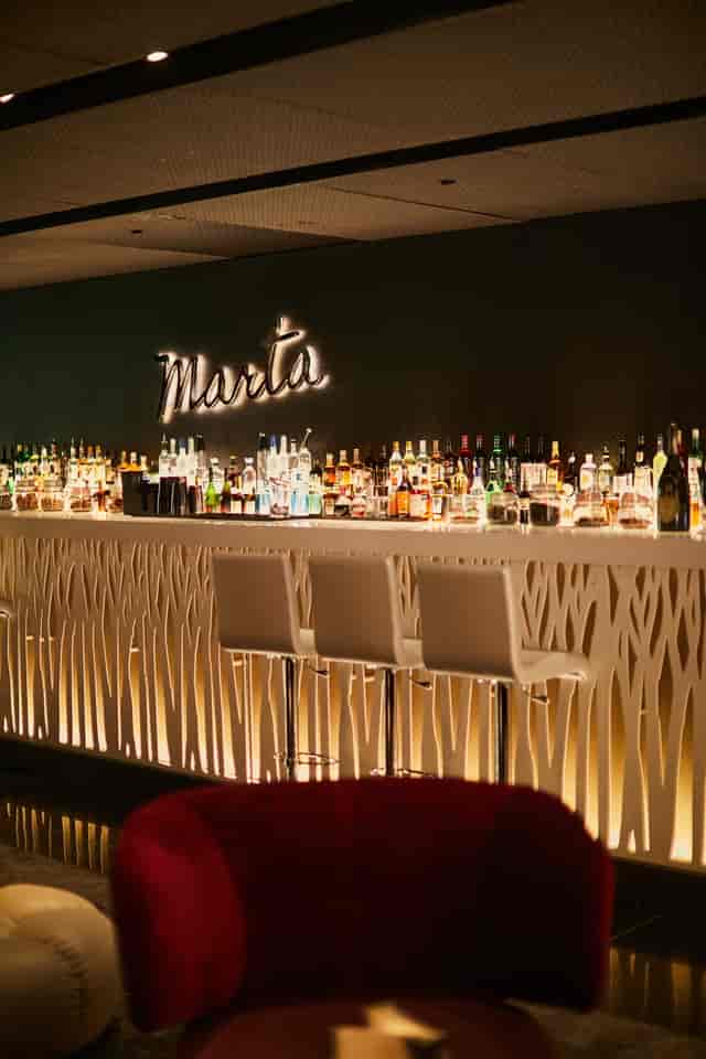 Sleek bar at La Brasserie, Fouquet's Abu Dhabi, ideal for events and gatherings.
