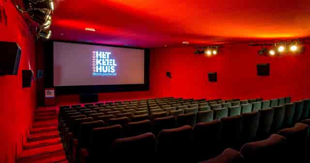 Stylish conference room in Het Ketelhuis with red decor for impactful presentations.