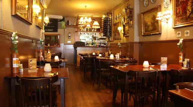 Cozy restaurant with warm lighting, ideal for intimate gatherings and celebrations.