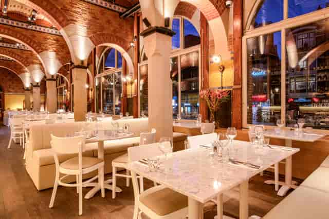 Elegant seafood restaurant with natural light, ideal for events and intimate dinners.