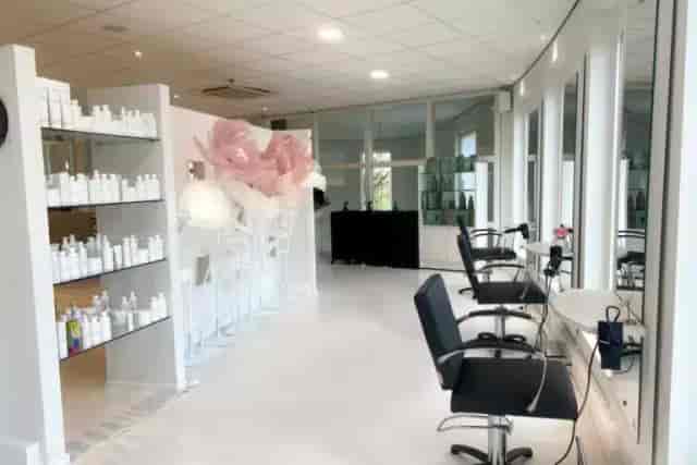 Stylish indoor salon for beauty workshops and networking events, featuring minimalist design.