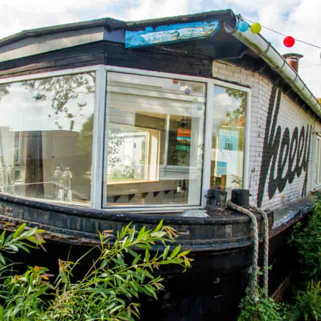 Crossboat venue at De Ceuvel with nautical theme, perfect for gatherings and brainstorming.