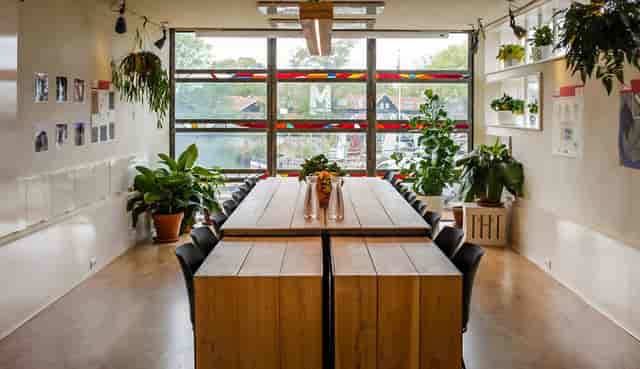 Bright Metabolic Lab meeting room with flexible wooden table for workshops and brainstorming.
