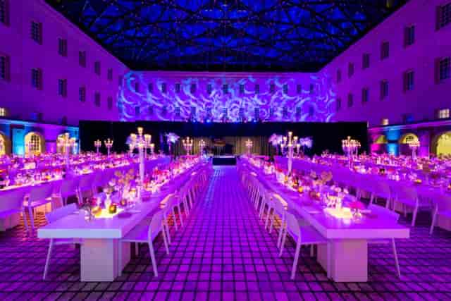 Elegant long tables in Het Scheepvaartmuseum's Open Courtyard for a gala dinner event.