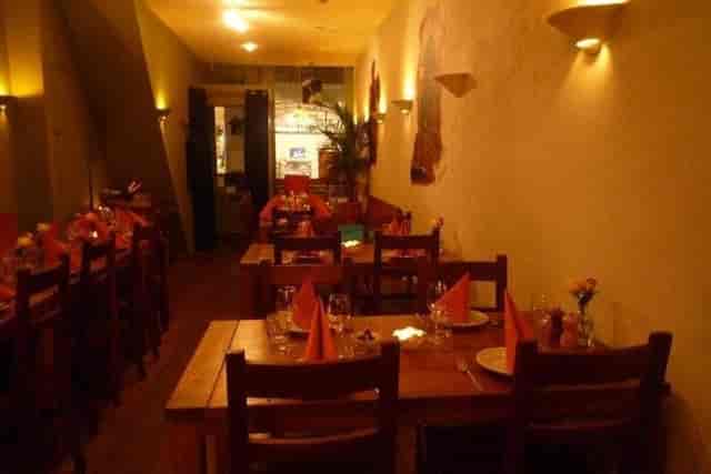 Intimate dining area at Tasca Bellota, ideal for gatherings and corporate events.