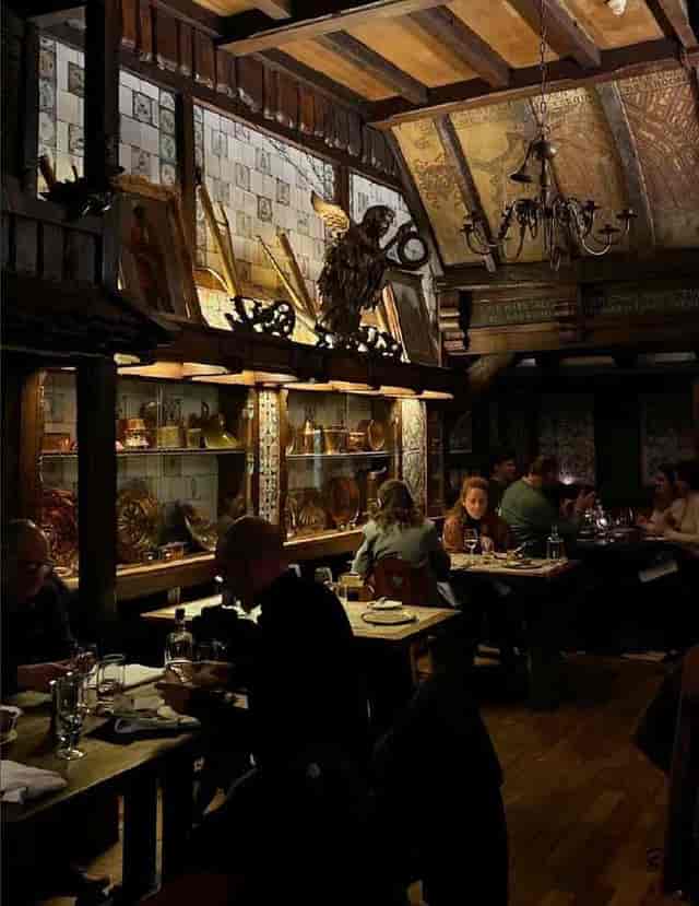 Cozy dining setting in De Rembrandtkamer for private dinners and events.
