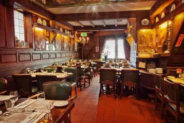 Rustic Binnenhof Room at d'Vijff Vlieghen, perfect for intimate events and gatherings.