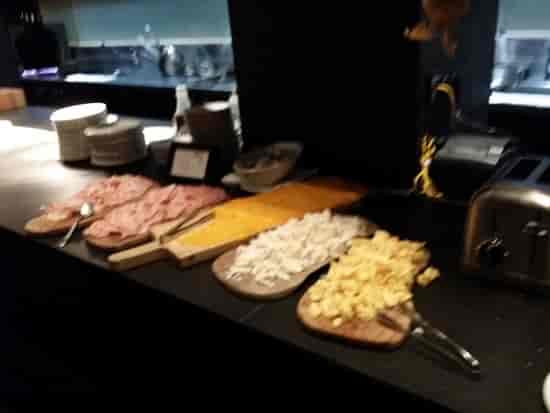 Breakfast buffet at Art Hotel Amsterdam with sliced meats and cheeses for networking lunch.