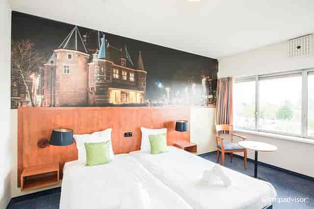 Meeting Room at New West Inn Amsterdam with two single beds for business events.